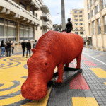BOGOTÁ RECIBE OFICIALMENTE RESILIENCIA: LA OBRA DEL HIPOPÓTAMO MONUMENTAL LLEGA AL PASAJE MURILLO TORO